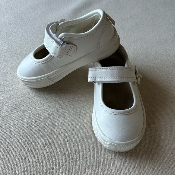 2 pairs of size five toddler shoes - Picture 4 of 8